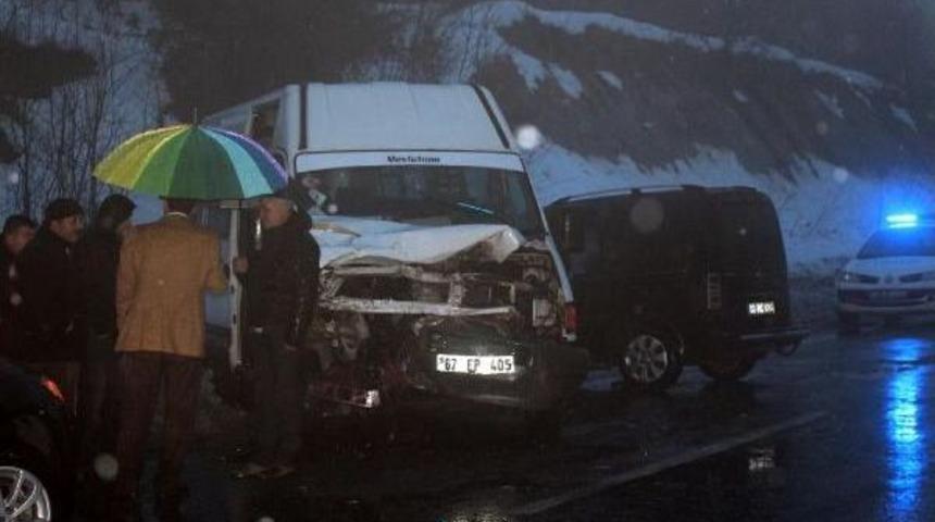 Tır'dan Düşen Iş Makinesine Minibüs Çarptı