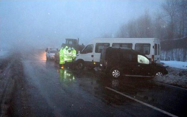 Tır'dan Düşen Iş Makinesine Minibüs Çarptı