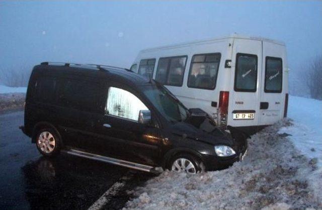 Tır'dan Düşen Iş Makinesine Minibüs Çarptı