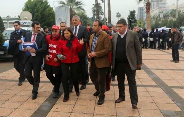 Mersin'de Eylemci Işçiler Polisi Geçti, Zabıta Engeline Takıldı