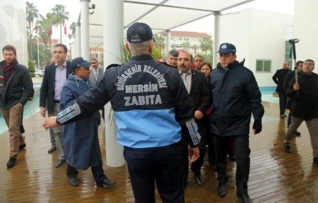 Mersin'de Eylemci Işçiler Polisi Geçti, Zabıta Engeline Takıldı