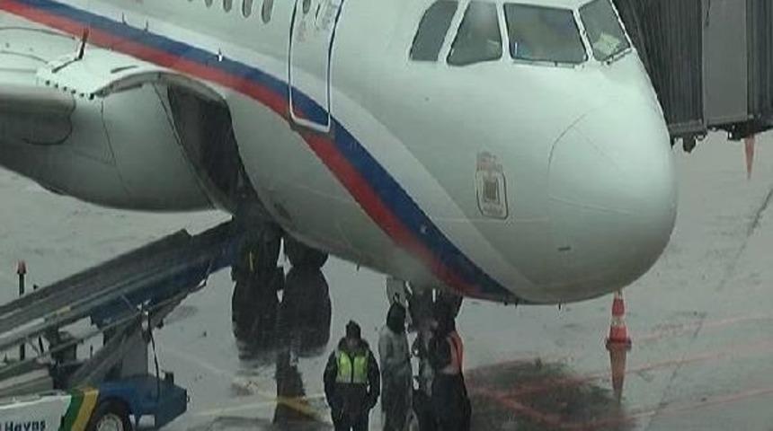 Kar Yağışı Atat&uuml;rk Havalimanı'nda U&ccedil;uşları Kısa S&uuml;reli Geciktirdi