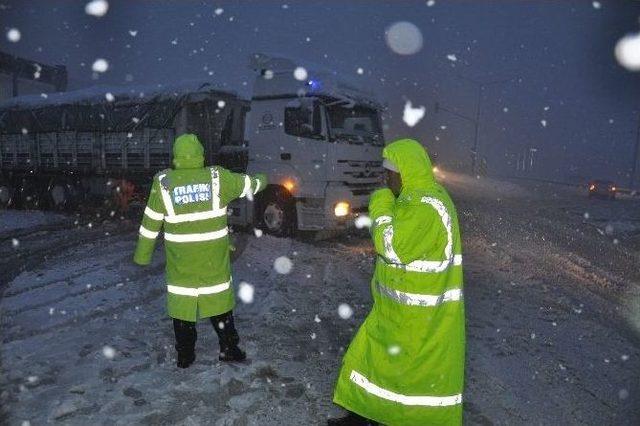 Kar İnegöl’de Hayatı Felç Etti