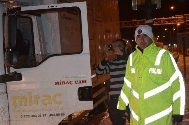 Kula’da Kapanan Yol Üç Saat Sonra Ulaşıma Açıldı