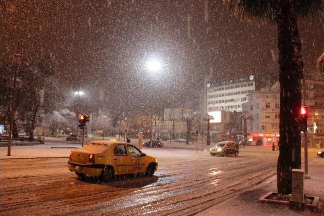 Kar, Denizli&rsquo;de Karpostallık G&ouml;r&uuml;nt&uuml;ler Oluşturdu