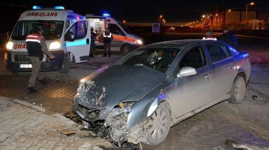 Minib&uuml;s İle Otomobil &Ccedil;arpıştı: 1 Yaralı