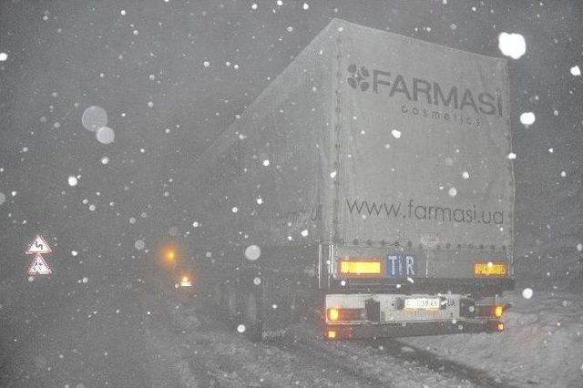 Kar Yolu Kapattı, Kayalar Otomobilin Üzerine Düştü