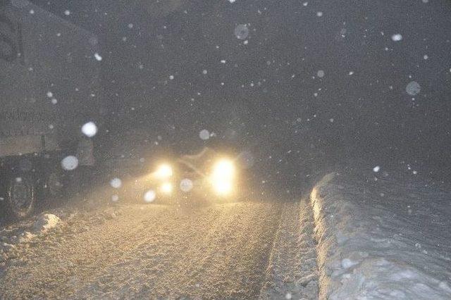 Kar Yolu Kapattı, Kayalar Otomobilin Üzerine Düştü