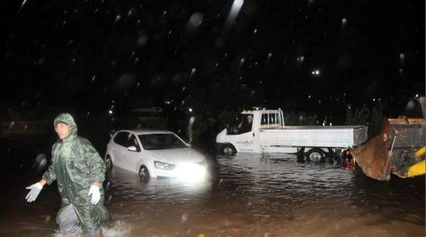 Antalya Sağanak Ve Fırtınaya Teslim