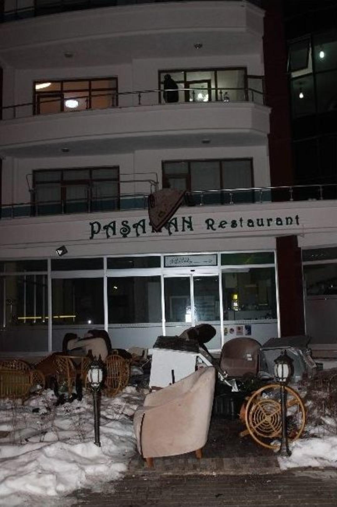 Evi Terk Eden Karısına Kızıp Eşyaları Balkondan Attı