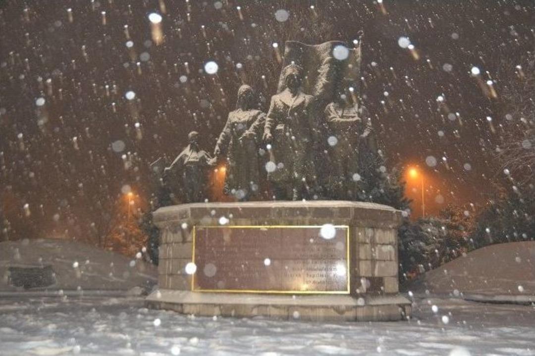 Başkent Beyaza B&uuml;r&uuml;nd&uuml;