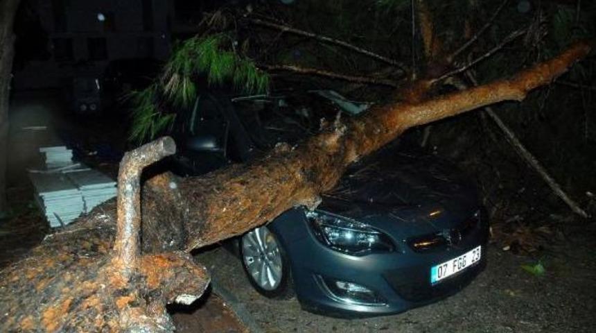 Antalya'da Fırtına Ve Yağmur Yaşamı Fel&ccedil; Etti, Okullar Tatil Edildi (1)