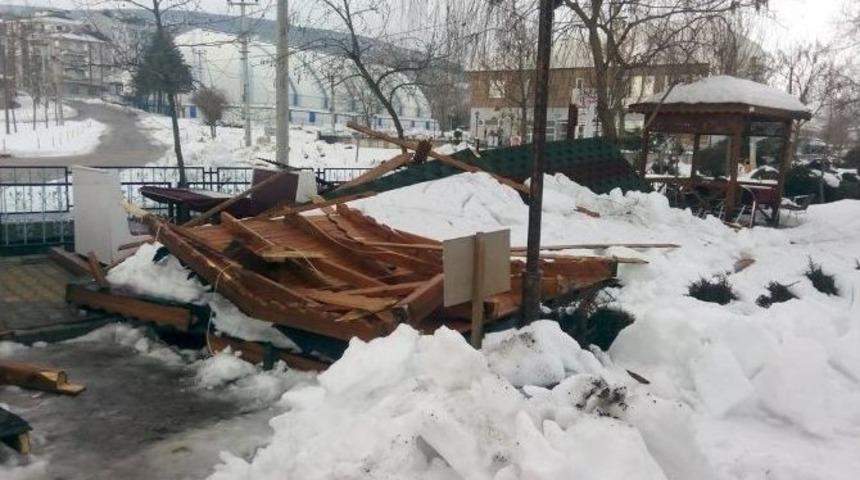 Dursunbey&rsquo;de Restoranın Kamelyası &Ccedil;&ouml;kt&uuml;