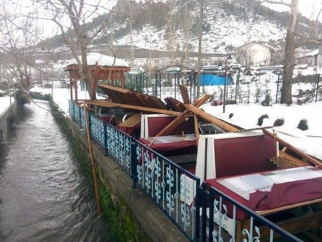 Dursunbey’de Restoranın Kamelyası Çöktü