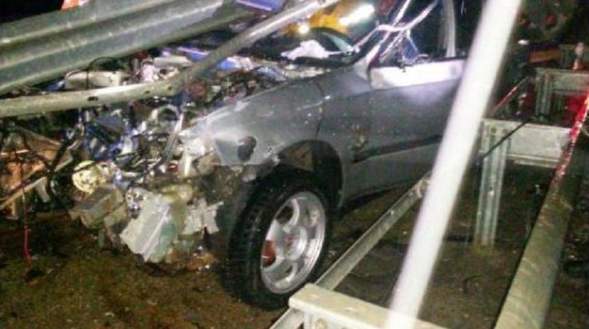 Otomobil Bariyerlere &Ccedil;arptı,  S&uuml;r&uuml;c&uuml; &Ouml;l&uuml;mden D&ouml;nd&uuml;