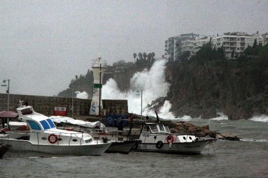 Antalya&rsquo;da Tekneler Battı, Dalgalar 30 Metrelik Falezleri Aştı