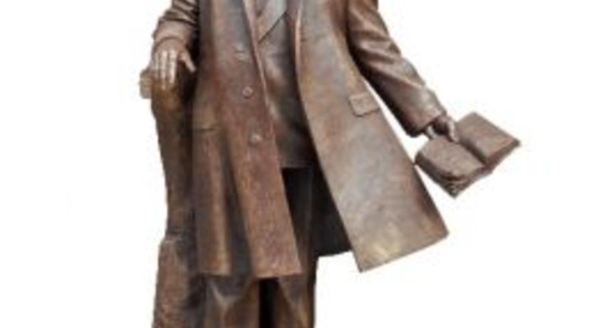 İzmir&rsquo;e Dev Nazım Hikmet Heykeli