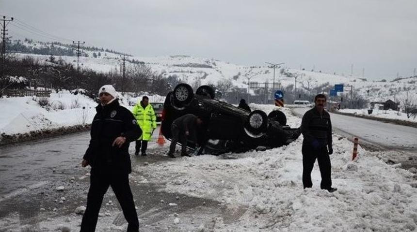 Tosya D-100&rsquo;de Buzlanma Trafik Kazasına Neden Oldu