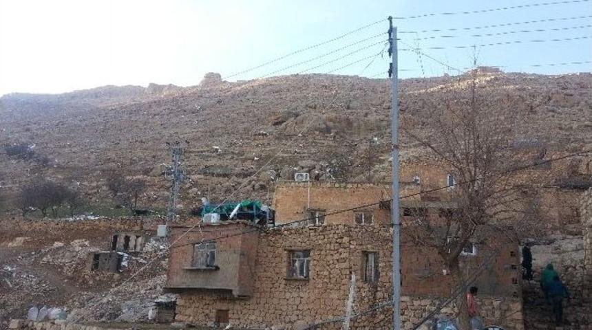 Gerc&uuml;ş&rsquo;te Ağırlığı Beş Ton Olan Kaya K&ouml;ye Yuvarlandı