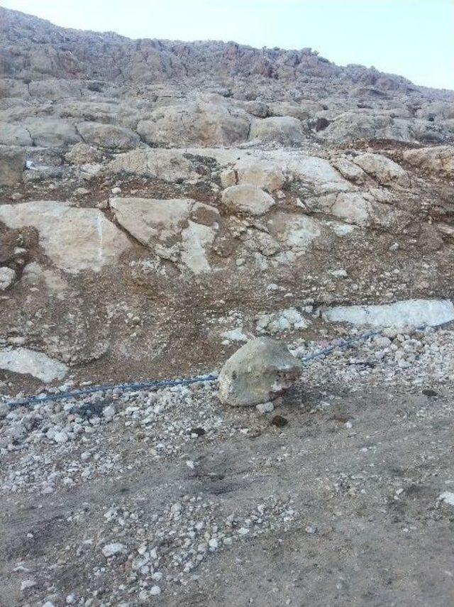 Gerc&uuml;ş&rsquo;te Ağırlığı Beş Ton Olan Kaya K&ouml;ye Yuvarlandı 1