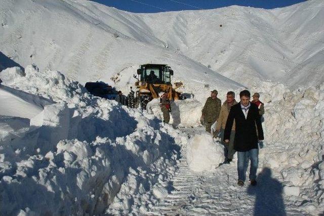 Sincik’te Karla Mücadele Devam Ediyor