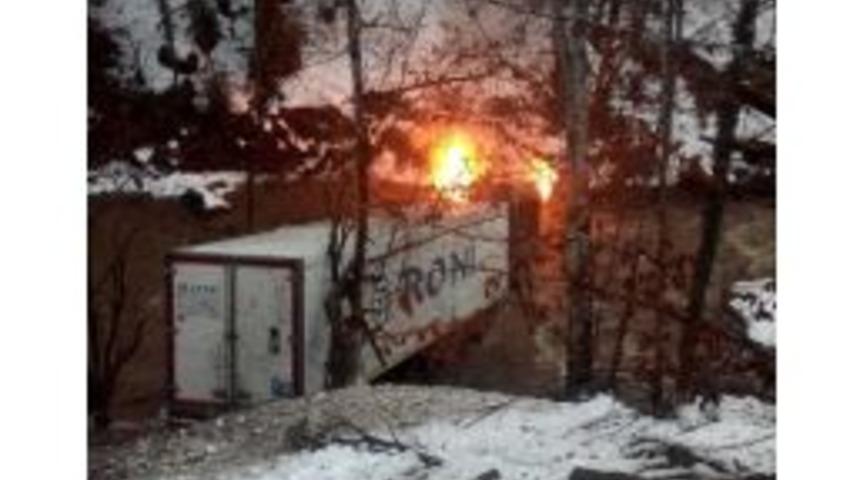 Alev Alev Yanan Tır&rsquo;dan Sağ Kurtuldu