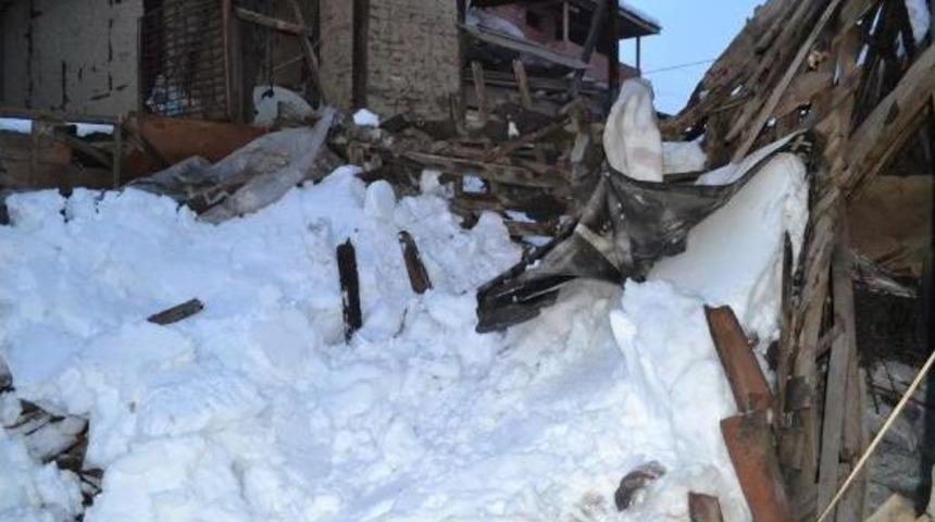 Kar Y&uuml;z&uuml;nden &Ccedil;atı &Ccedil;&ouml;kt&uuml;, Altında Kalan Kadın Yaralandı