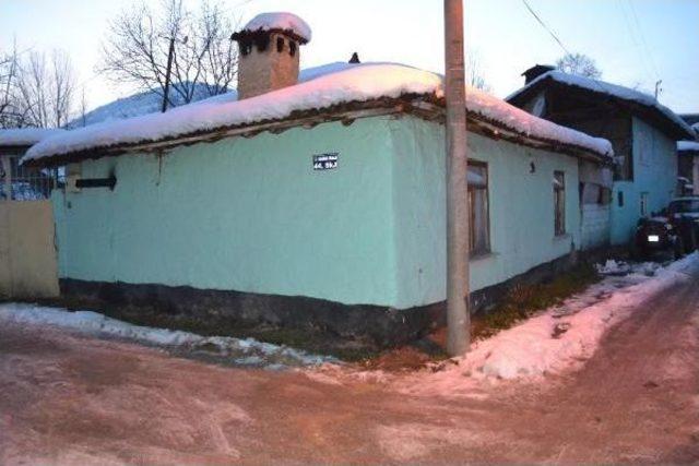 Kar Y&uuml;z&uuml;nden &Ccedil;atı &Ccedil;&ouml;kt&uuml;, Altında Kalan Kadın Yaralandı 1