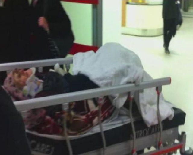 Kar Y&uuml;z&uuml;nden &Ccedil;atı &Ccedil;&ouml;kt&uuml;, Altında Kalan Kadın Yaralandı 2