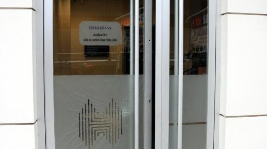 G&ouml;revlileri Ile Tartıştıkları Bankanın Camını Kırdılar