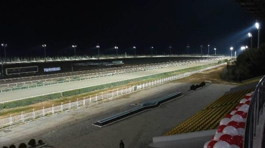 Hipodromda Gece Koşuları Bakan Eker&rsquo;in Katılımıyla Başladı