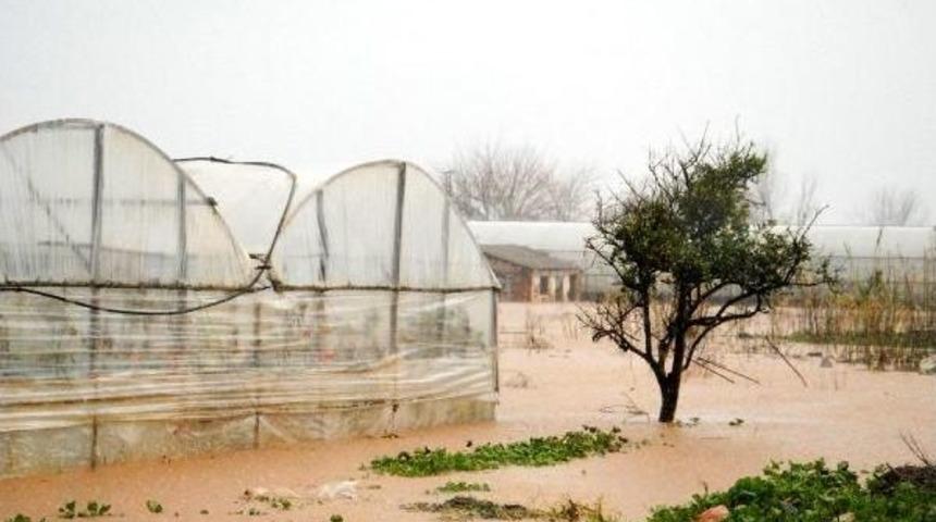 Antalya'da Fırtına Ve Yağmur Yaşamı Fel&ccedil; Etti, Okullar Tatil Edildi (6)