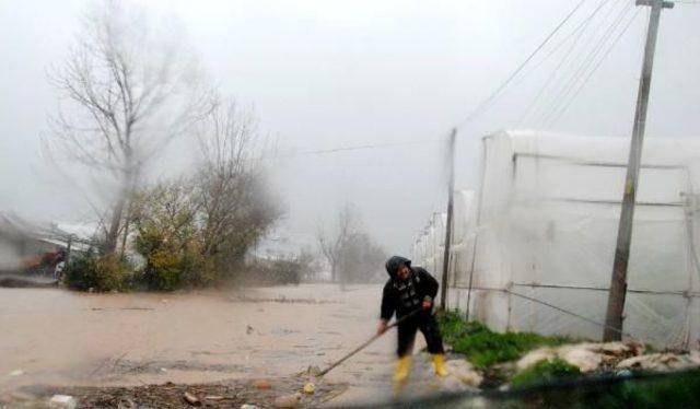 Antalya'da Fırtına Ve Yağmur Yaşamı Felç Etti, Okullar Tatil Edildi (6)