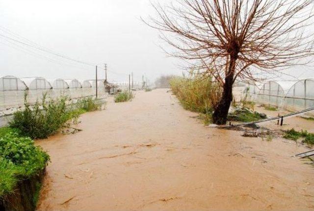 Antalya'da Fırtına Ve Yağmur Yaşamı Felç Etti, Okullar Tatil Edildi (6)