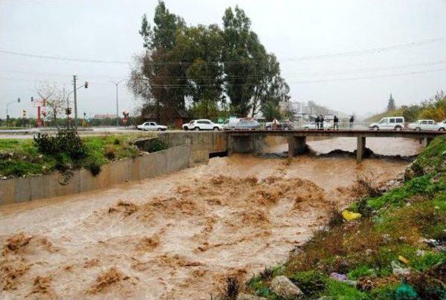 Antalya'da Fırtına Ve Yağmur Yaşamı Felç Etti, Okullar Tatil Edildi (6)