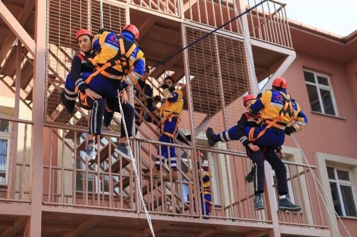 Lise &Ouml;ğrencilerinin Ger&ccedil;eği Aratmayan Tatbikatı