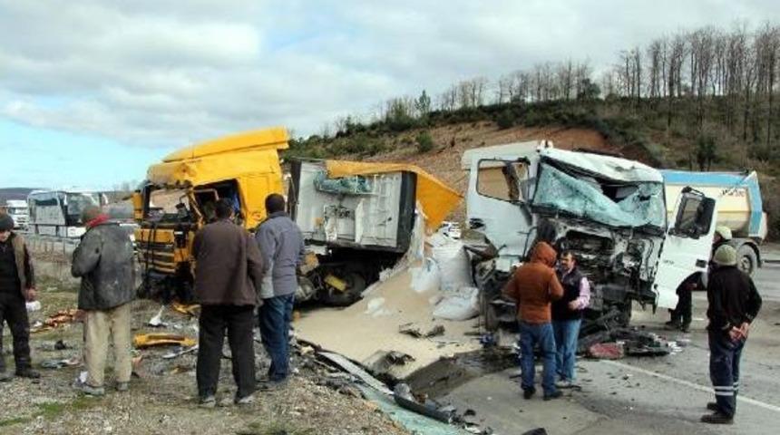 Tır Ile Kamyon Kafa Kafaya &Ccedil;arpıştı: 1 &Ouml;l&uuml; 2 Yaralı