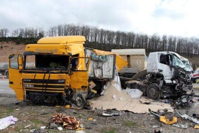 Tır Ile Kamyon Kafa Kafaya &Ccedil;arpıştı: 1 &Ouml;l&uuml; 2 Yaralı 1