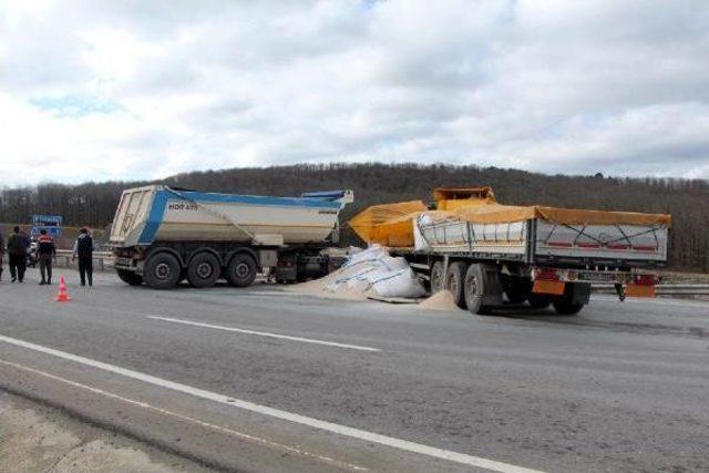 Tır Ile Kamyon Kafa Kafaya &Ccedil;arpıştı: 1 &Ouml;l&uuml; 2 Yaralı 2