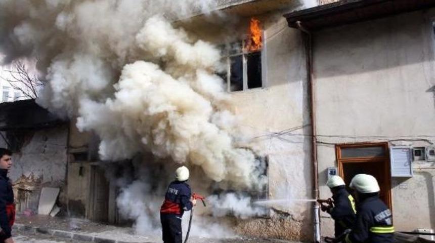 Evleri Yanan Anne Ve &Uuml;&ccedil; &Ccedil;ocuğu Ağladı