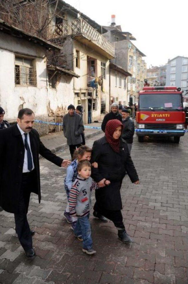 Evleri Yanan Anne Ve Üç Çocuğu Ağladı