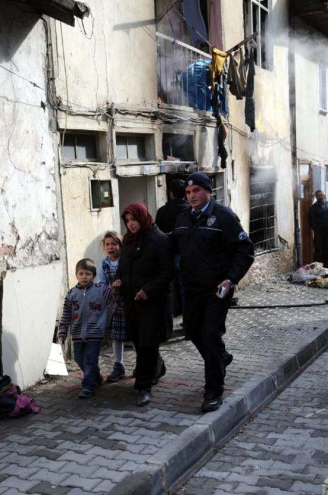 Evleri Yanan Anne Ve Üç Çocuğu Ağladı