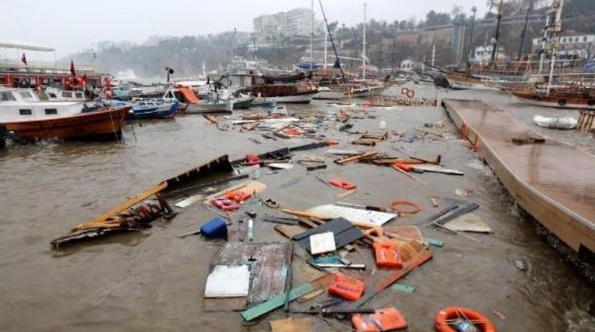 Antalya'da Fırtına Ve Yağmur Yaşamı Fel&ccedil; Etti, Okullar Tatil Edildi (7)