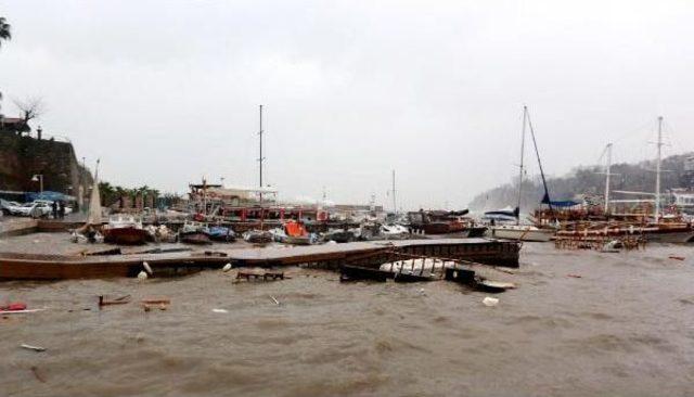 Antalya'da Fırtına Ve Yağmur Yaşamı Felç Etti, Okullar Tatil Edildi (7)