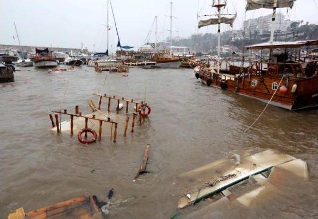Antalya'da Fırtına Ve Yağmur Yaşamı Felç Etti, Okullar Tatil Edildi (7)