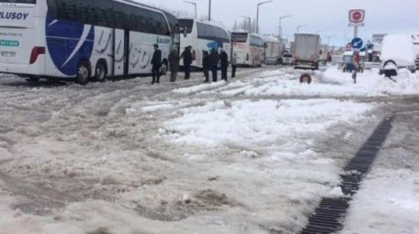 Antalya&rsquo;dan Avrupa&rsquo;ya Sebze Taşıyan Tır&rsquo;lar Sandıklı&rsquo;da Kar Yağışına Takıldı