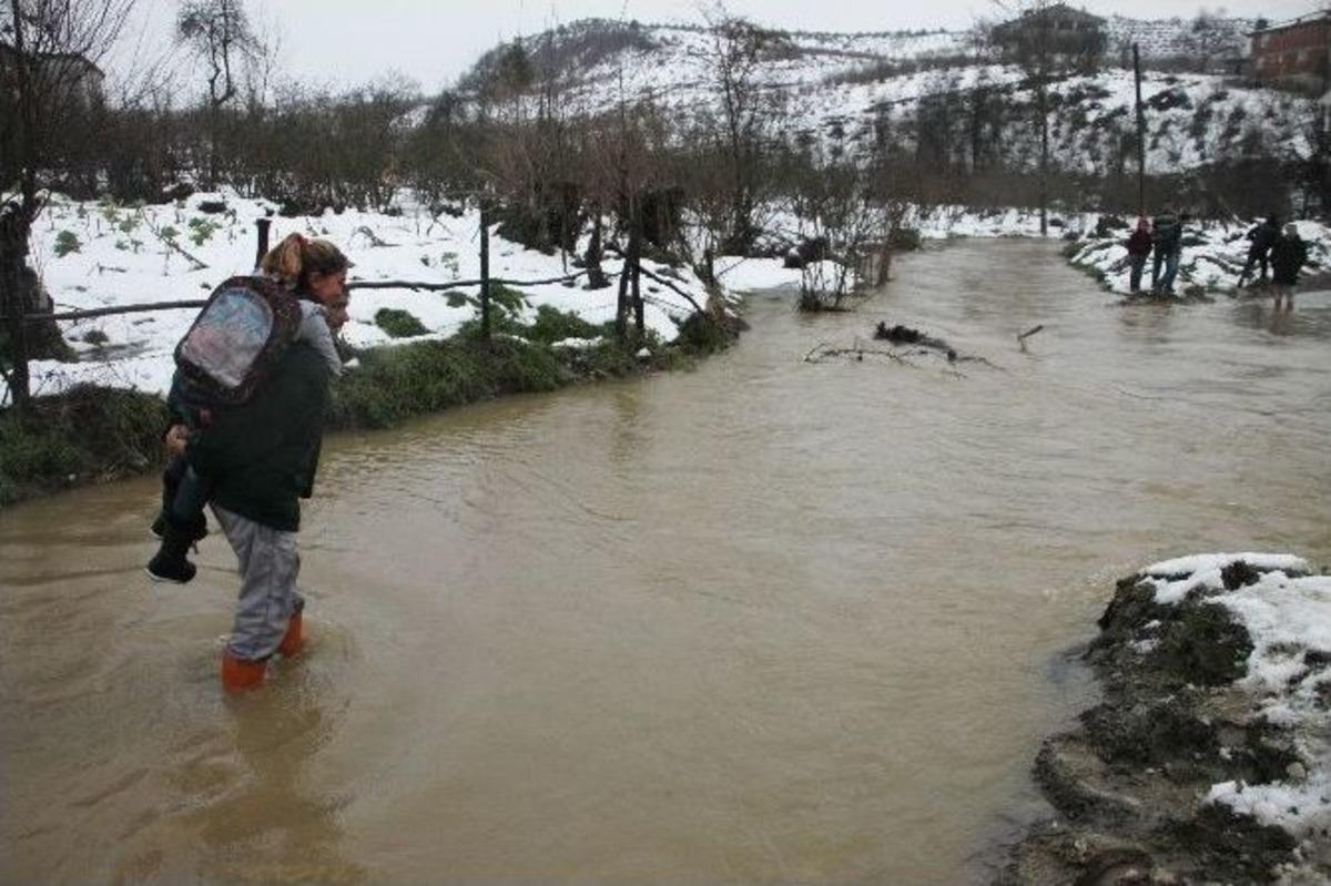 Suların Y&uuml;kseldiği K&ouml;yde Vatandaşlar Evlerine Ulaşamıyor