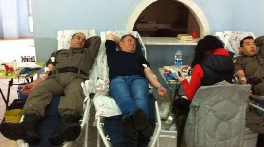 Belediye Başkanı Ve Karakol Komutanından Anlamlı Bağış