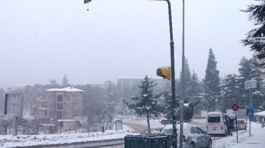 Bilecik&rsquo;te Uzun S&uuml;redir Arızalı Olan Trafik Lambası Tamir Edilmeyi Bekliyor