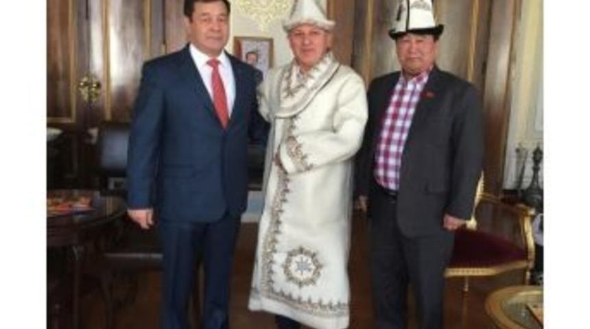 Rekt&ouml;r Y&uuml;ksek&rsquo;e Kırgızistanlılardan Y&ouml;resel Kıyafet